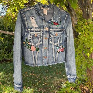 Cropped distressed jean jacket with flower appliqué S